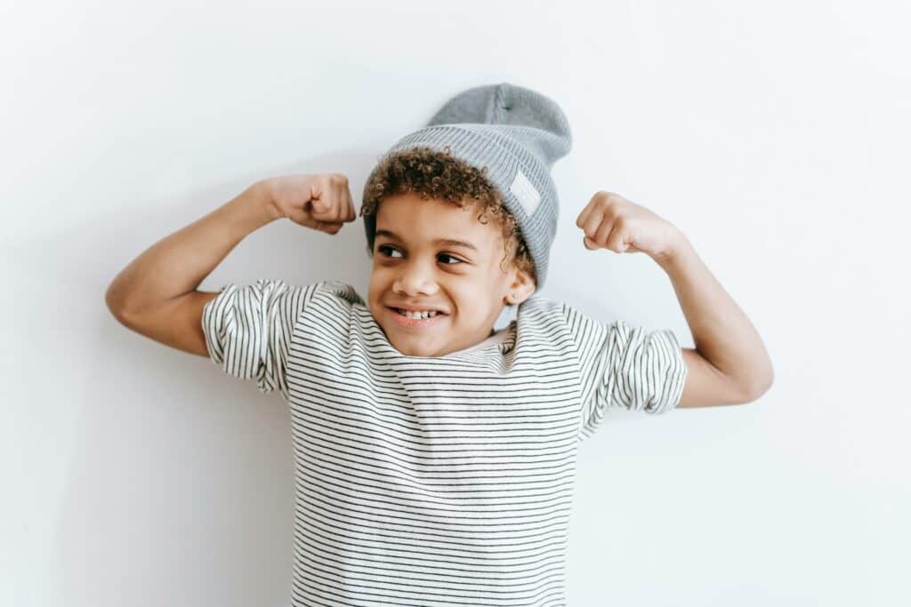 مبتهج-فتى أسود-يظهر-العضلة ذات الرأسين أفضل نظام غذائي لطفلك: لصحة نفسية وبدنية متكاملة